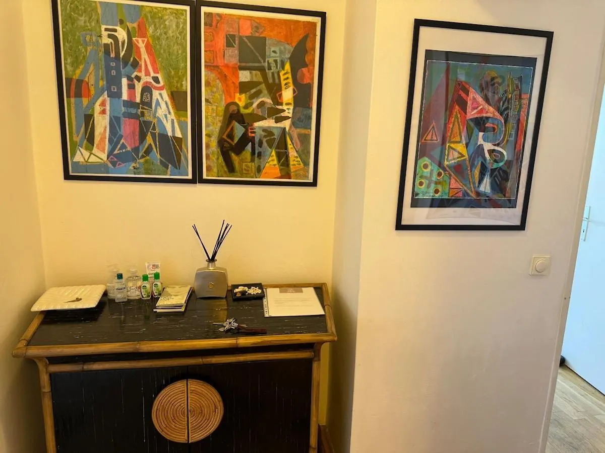 Live At Home In A Popular Large Prague Apartment